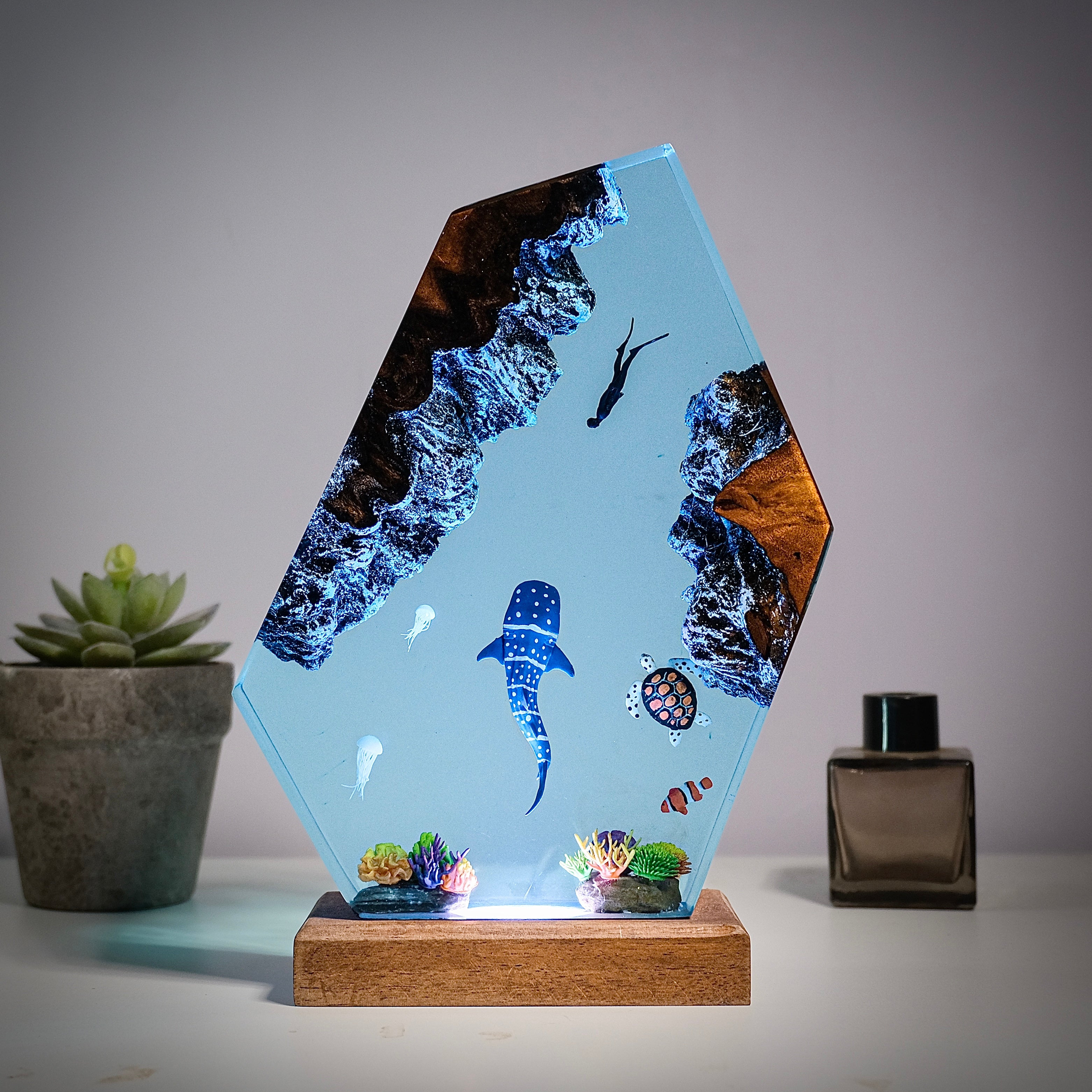 Ocean resin lamps for sharks, turtles and divers