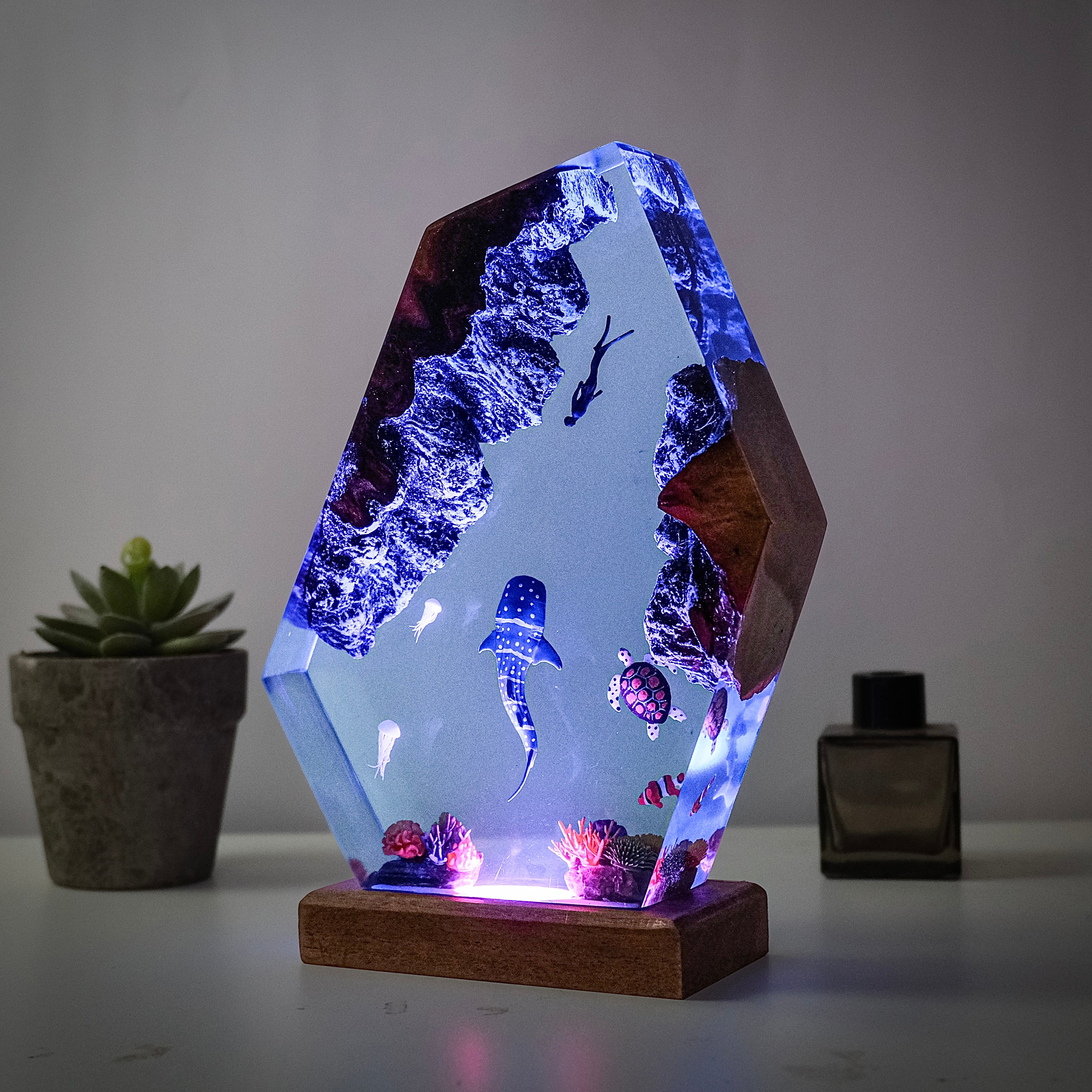 Ocean resin lamps for sharks, turtles and divers