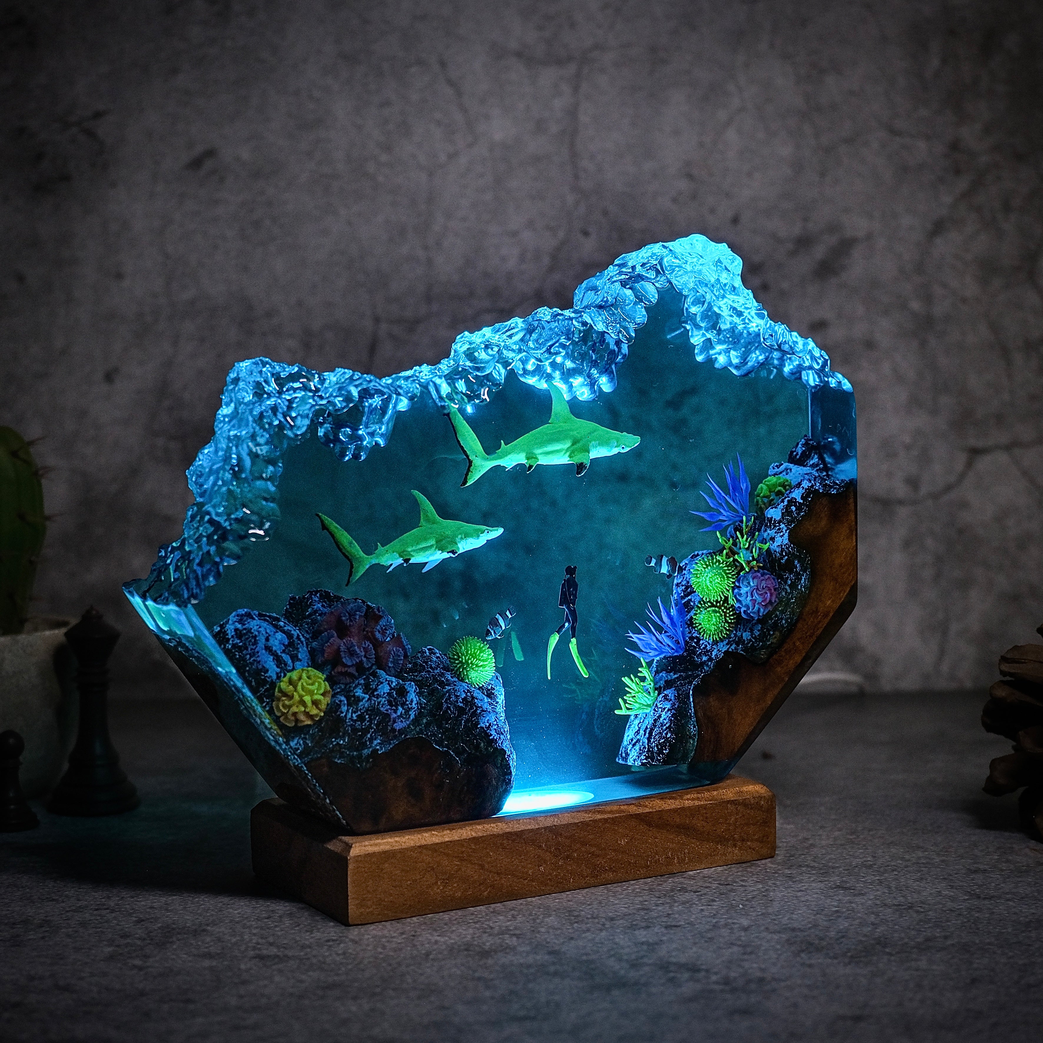 Ocean Fragments, 2 Sphyrna lewini and divers Resin lamp