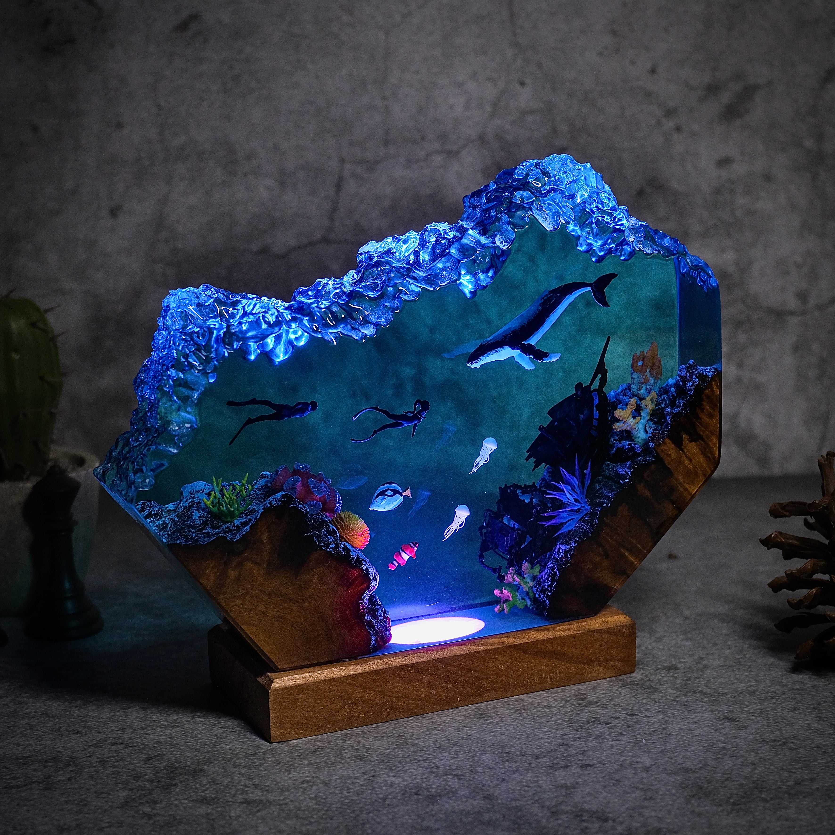 Ocean Fragments, Blue whale and 2 divers resin lamp