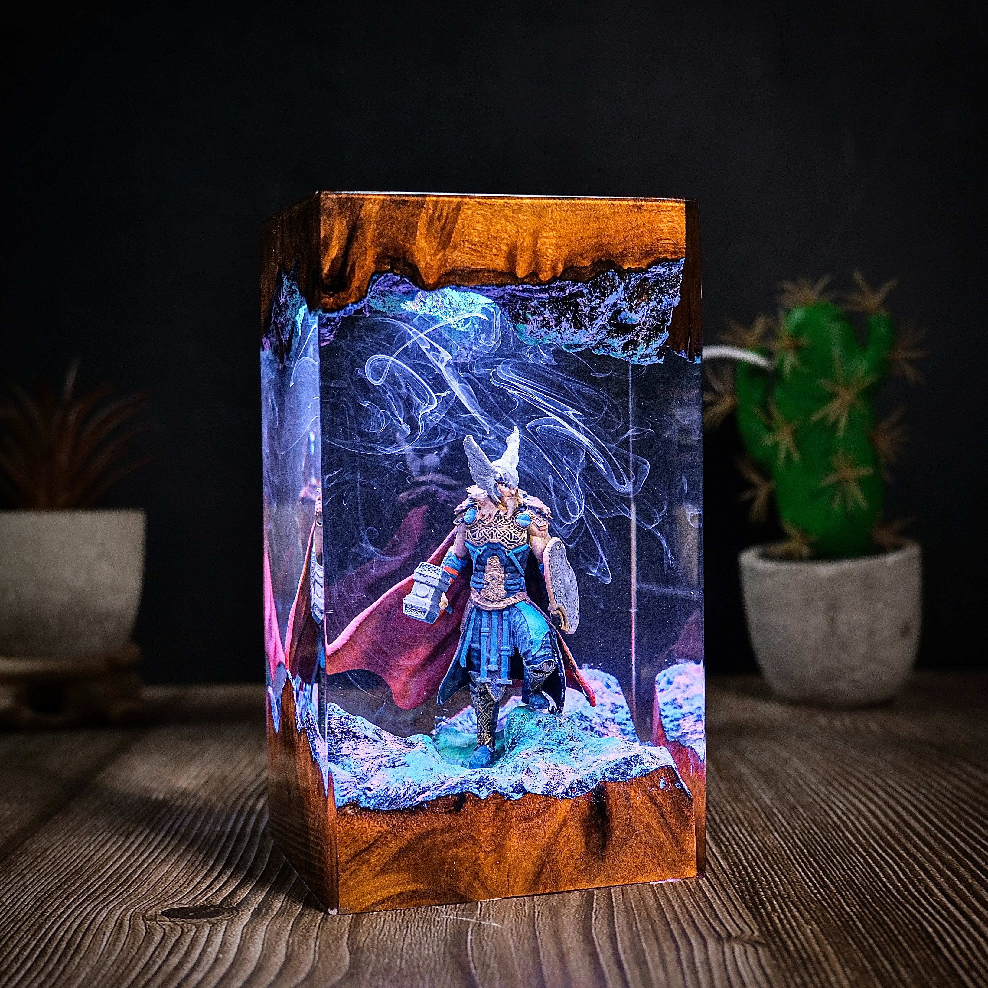 Thor Resin lamp