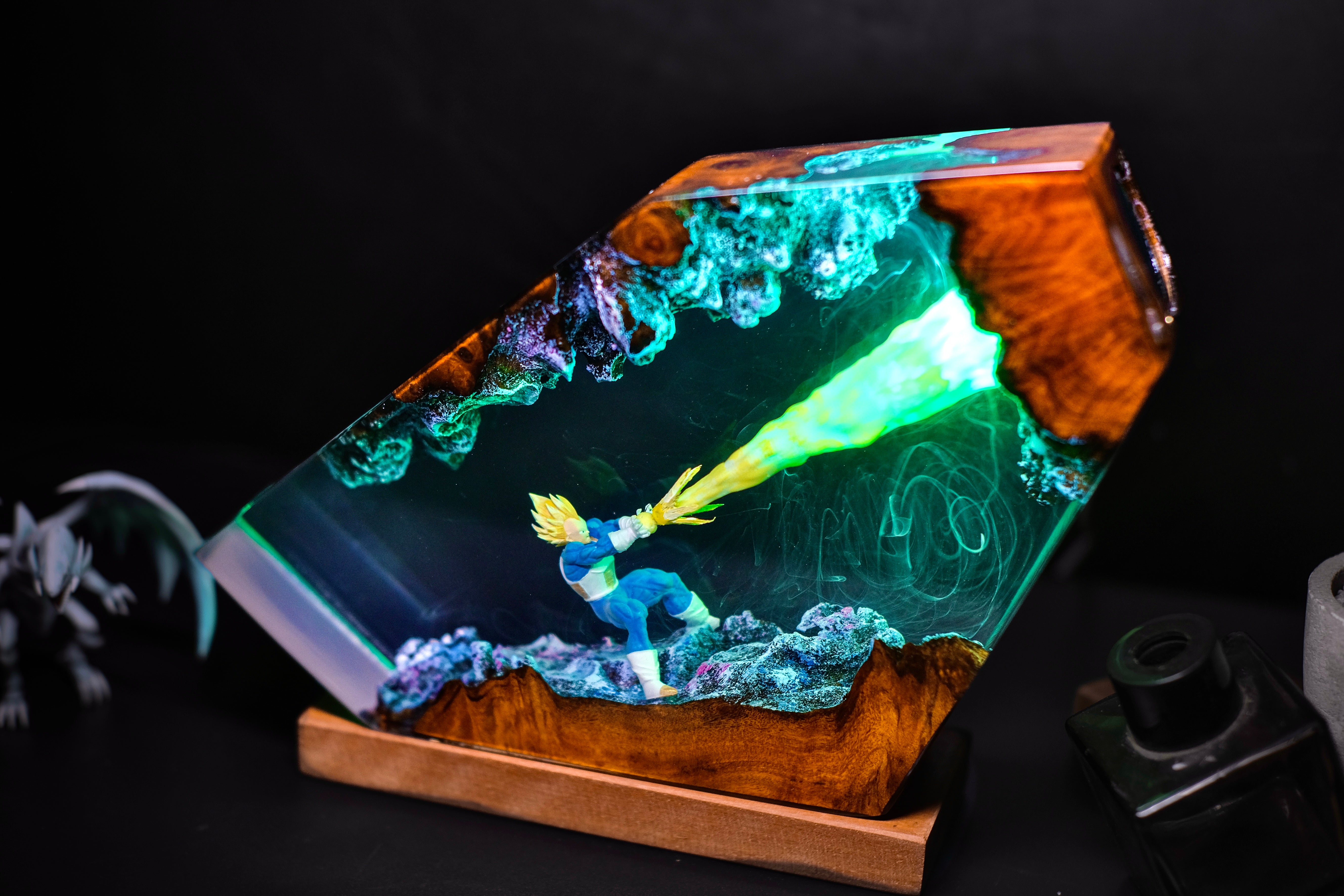 Vegeta Resin lamp